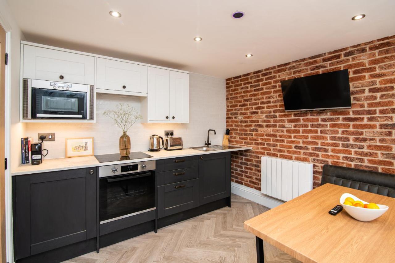Modern Finish To A Historic Brewers House, Derby Villa Luaran gambar