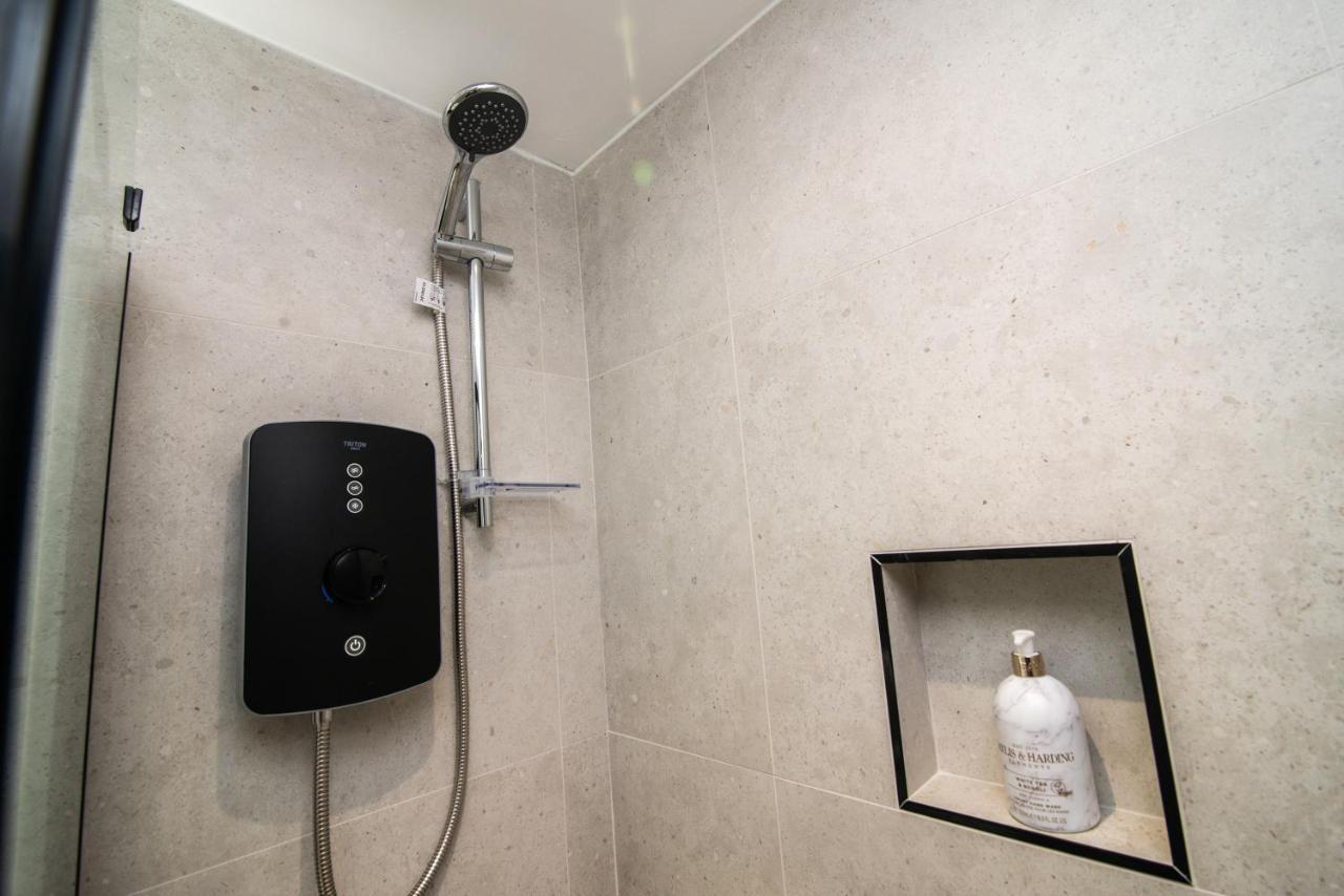 Modern Finish To A Historic Brewers House, Derby Villa Luaran gambar