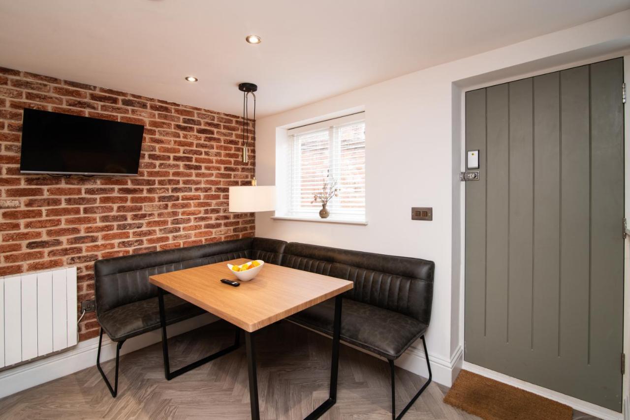 Modern Finish To A Historic Brewers House, Derby Villa Luaran gambar