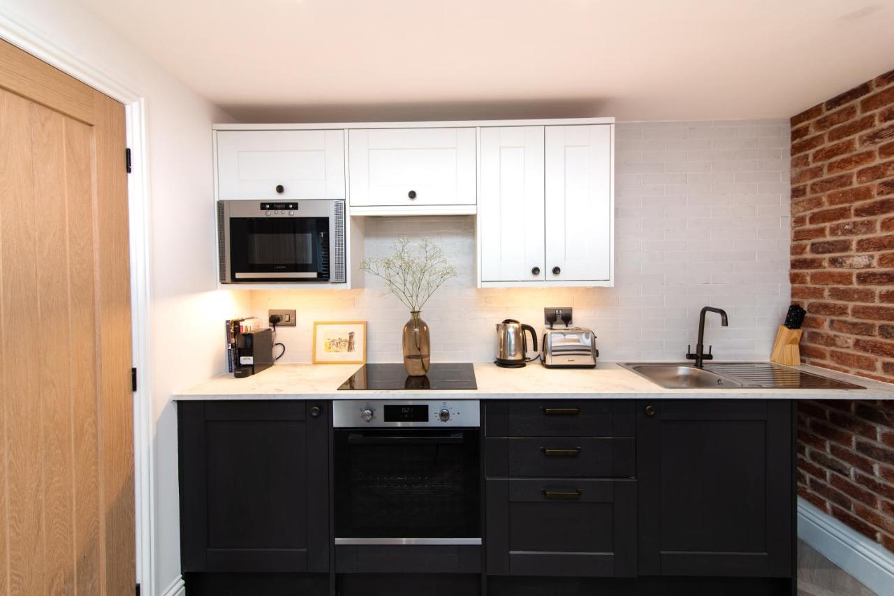 Modern Finish To A Historic Brewers House, Derby Villa Luaran gambar